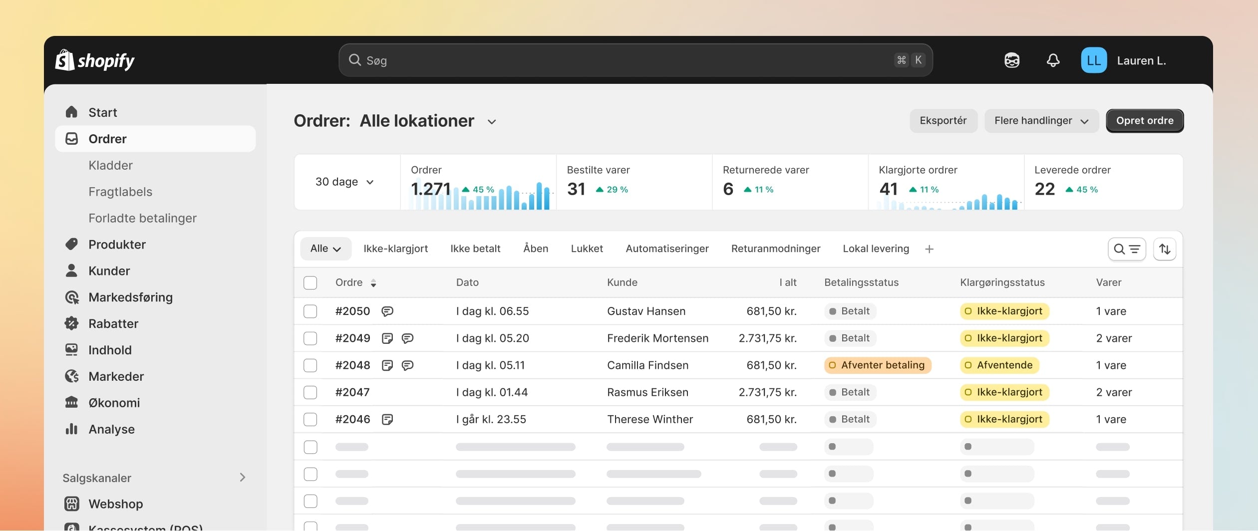 Billedet viser en computerskærm med forskellige åbne websider, der indeholder oplysninger om, hvordan man bruger softwaren. Skærmen har en liste over regler for “videresendelse af ordrer“, hvoraf én har etiketten “Afsend fra den nærmeste lokation”. Derudover er der flere små modi med pile, der forbinder dem for at angive et hændelsesforløb. Sekvensen starter med “ordre oprettet”, fortsætter til “tjek, om: ordren har flere end 10 varer” og slutter med “send intern mail”. Denne sekvens angiver en automatiseret klargøring.