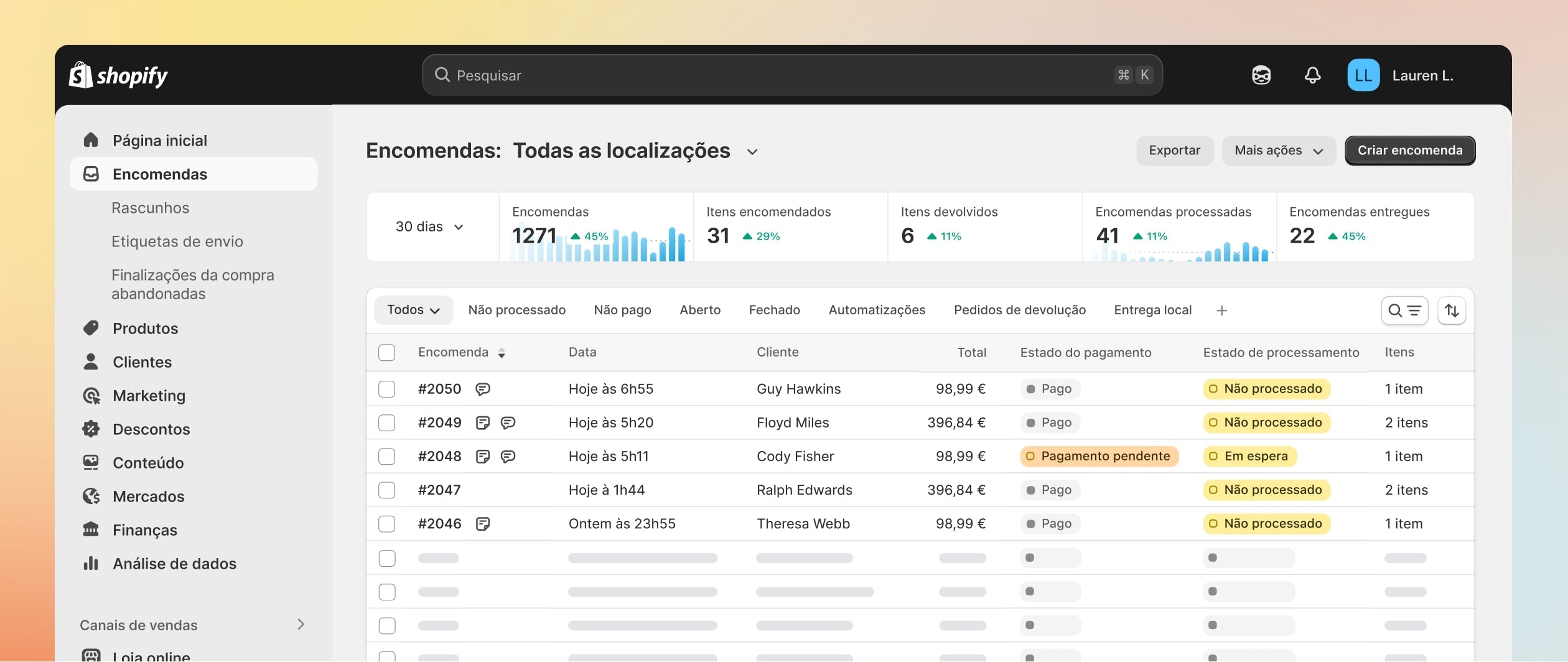 A imagem mostra o ecrã de um computador com várias páginas Web abertas, onde aparecem informações sobre como utilizar o software. O ecrã destaca uma lista de regras de "direcionamento de encomendas", com uma delas a indicar "Enviar da localização mais próxima". Além disso, existem vários modais pequenos com setas a ligá-los, indicando uma sequência de eventos. A sequência começa com uma "encomenda criada", segue para "verifique se: a encomenda tem mais do que 10 itens" e termina com "enviar e-mail interno". Esta sequência apresenta a automatização de um processamento.