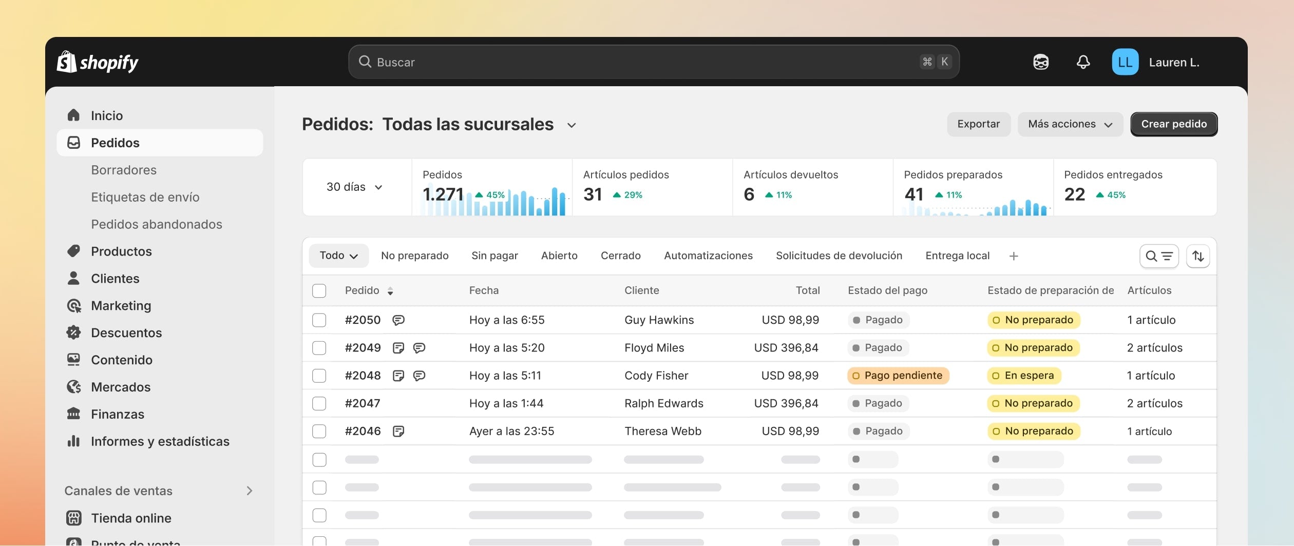 La imagen muestra una pantalla de computadora con varias páginas web abiertas, las que proporcionan información sobre cómo usar el software. En la pantalla, aparece una lista de reglas de “enrutamiento de pedidos”; una está etiquetada como “Enviar desde la sucursal más cercana”. Además, hay varios modales pequeños con flechas conectándolos, que indican una secuencia de eventos. La secuencia comienza con “pedido creado”, sigue con “comprobar si el pedido tiene más de 10 artículos” y termina con “enviar un correo electrónico interno”. Esta secuencia presenta una automatización de la preparación.