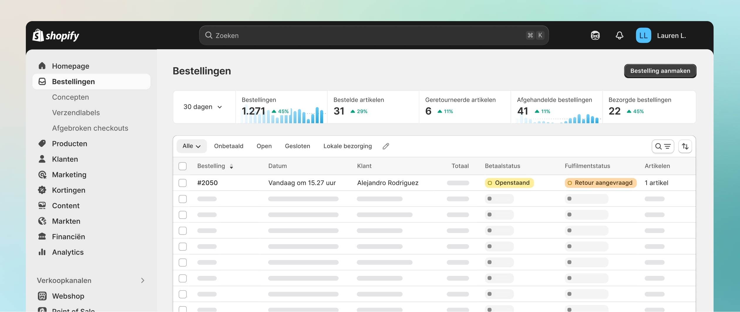 De afbeelding toont een computerscherm met een lijst met bestellingen, gefilterd op bestellingen met een retouraanvraag. Het scherm toont de bovenste balk met analytics die de totale hoeveelheid bestellingen, afgehandelde bestellingen en de tijd om een bestelling af te handelen tonen. Een van de bestellingen is groter op het scherm, wat betekent dat er een retour in behandeling is die aandacht vereist.