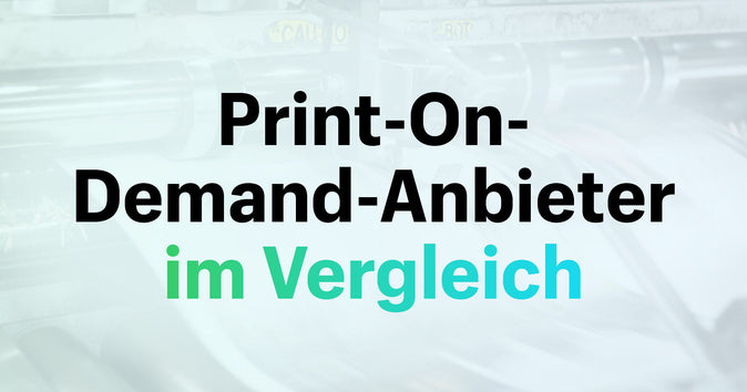 Titelbild mit der Aufschrift "Print-on-Demand-Anbieter im Vergleich" auf blauem Untergrund.