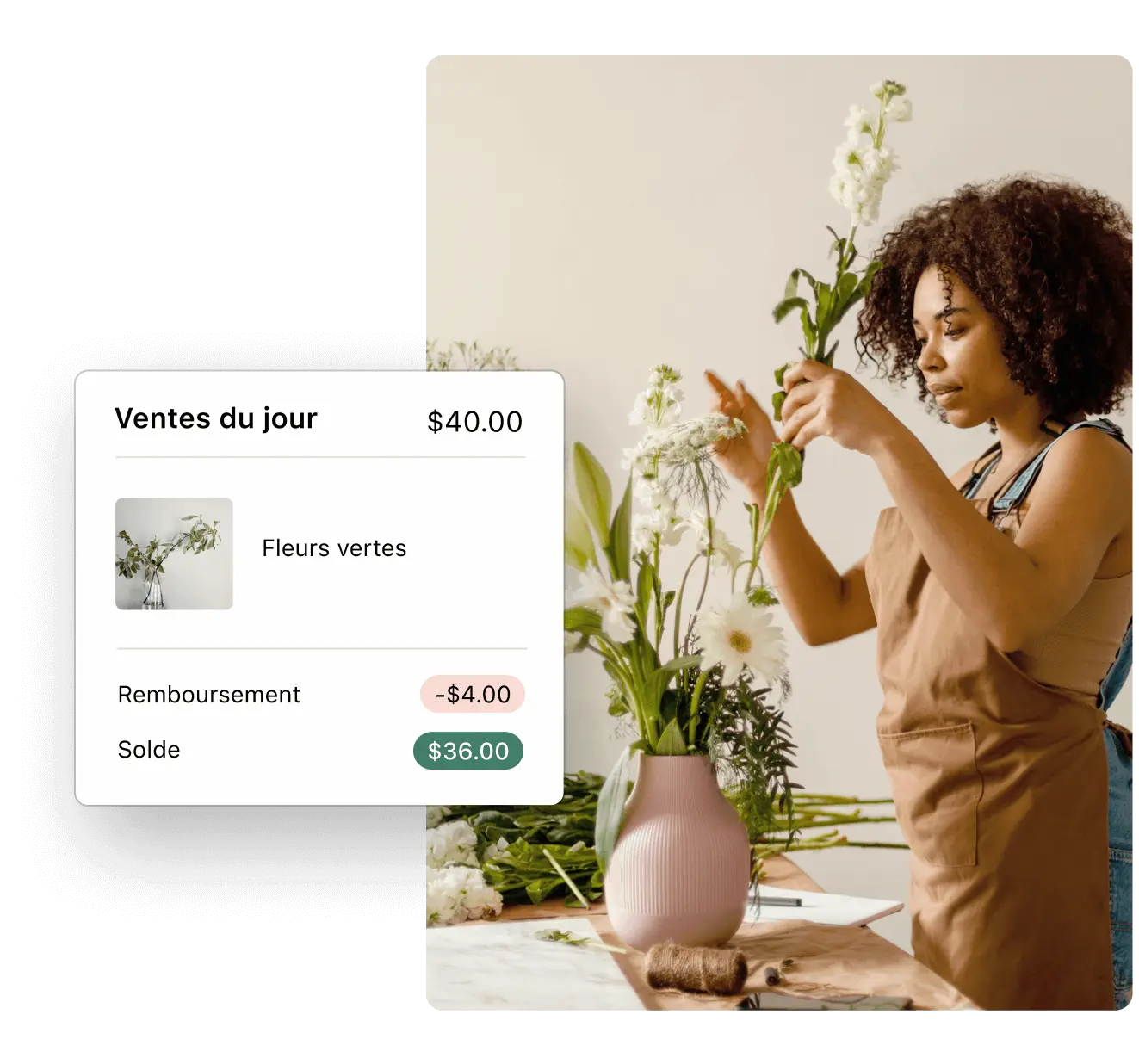 Propriétaire d'entreprise organisant des fleurs, avec un rapport des ventes quotidiennes qui est affiché.