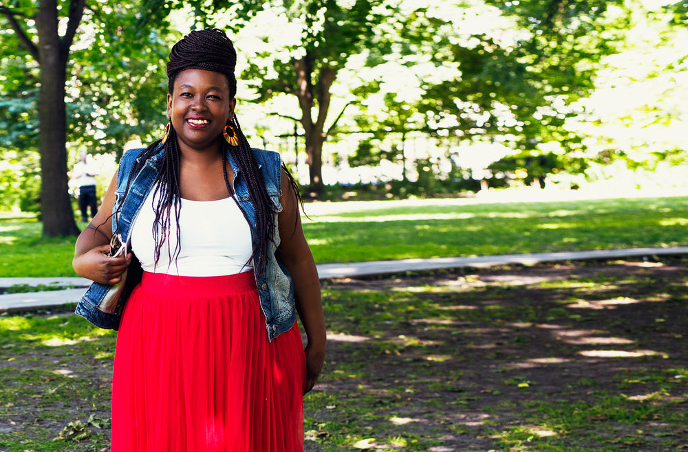 summer fashion model smiles in the park