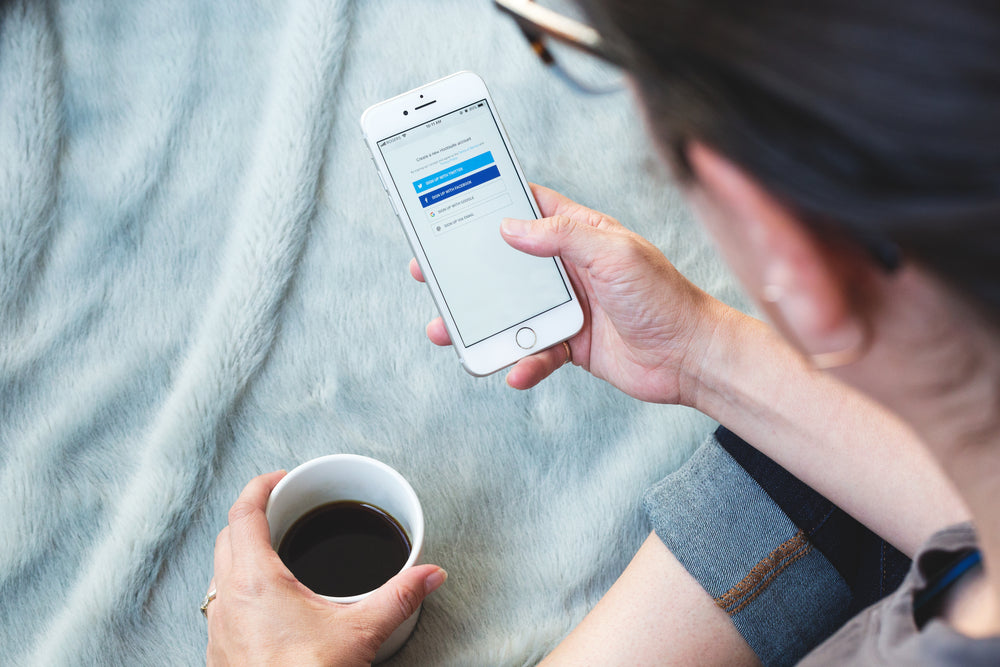 woman logging on hootsuite on her smartphone